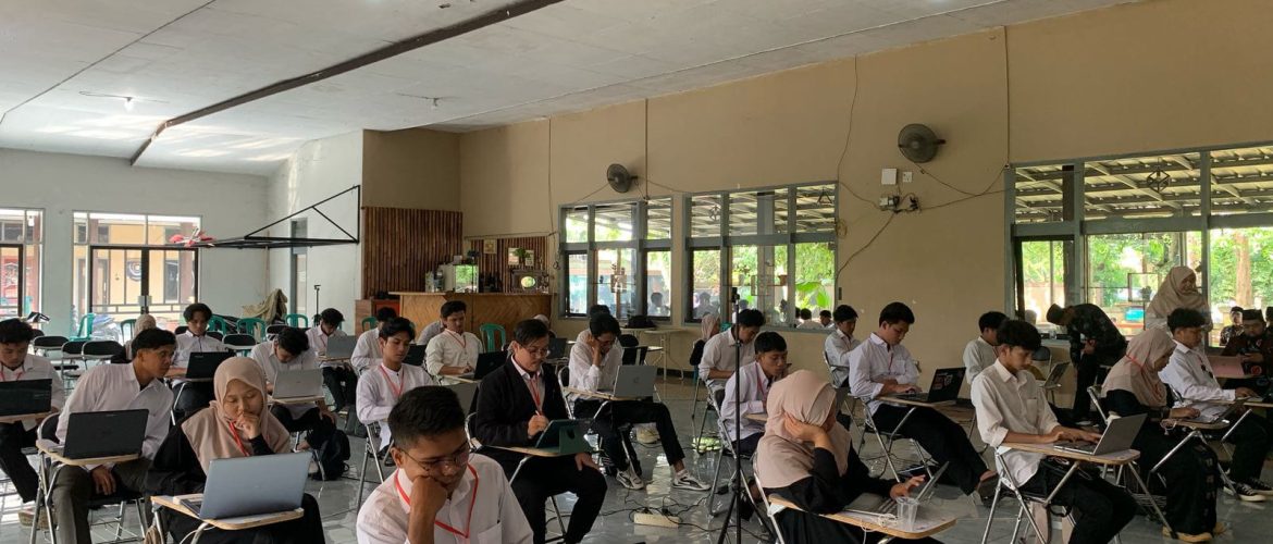 Para Camaba sedang mengerjakan soal-soal ujian hadatsah mu'adalah, Foto: Media Afwaja Center